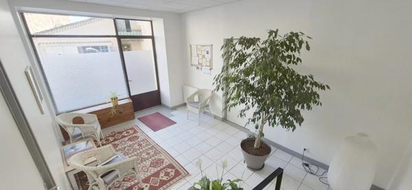 Maison en pierre à rénover avec local professionnel restauré en activité.
