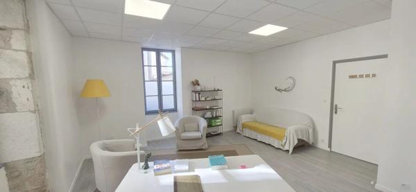 Maison en pierre à rénover avec local professionnel restauré en activité.