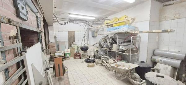 Maison en pierre à rénover avec local professionnel restauré en activité.
