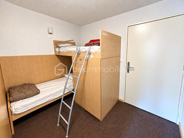 Valérie LARRIER vous propose **EN EXCLUSIVITE**, proche centre station, dans une résidence recherchée pour son confort et ses prestations, découvrez cet appartement idéalement conçu pour profiter pleinement de la montagne, été comme hiver.

Pensé pour accueillir jusqu’à 6 personnes, il se compose de :
une entrée avec coin montagne équipé de lits superposés
une chambre indépendante avec lit double
un séjour avec canapé convertible
une kitchenette fonctionnelle ouverte sur la pièce de vie
une salle de bains
toilettes

La pièce de vie s’ouvre sur une terrasse

🚗 Un emplacement de PARKING EXTERIEUR PRIVATIF vient compléter le bien, un vrai plus en station.

Les atouts de la résidence :
🎿 DEPART ET RETOUR SKIS AUX PIEDS : télésiège à proximité immédiate + la piste de skis passe derrière l'immeuble pour le retour
💦 Piscine chauffée et hammam, idéals pour la détente après le ski (été + hiver)
⬆️ Ascenseur
🏪 Commerces et services accessibles à pied

👉 Adapté à une résidence secondaire ou à un investissement locatif dans une station dynamique des Alpes du Sud.

Charges : 4 000 € / an (EAU + ELECTRICITE COMPRISES)
Taxe foncière 670 €