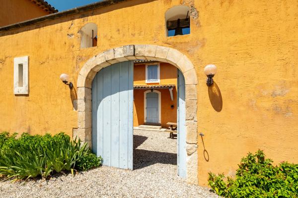 Vignoble du XVIIIᵉ siècle dans le Luberon avec gites – Une propriété d’exception en Provence