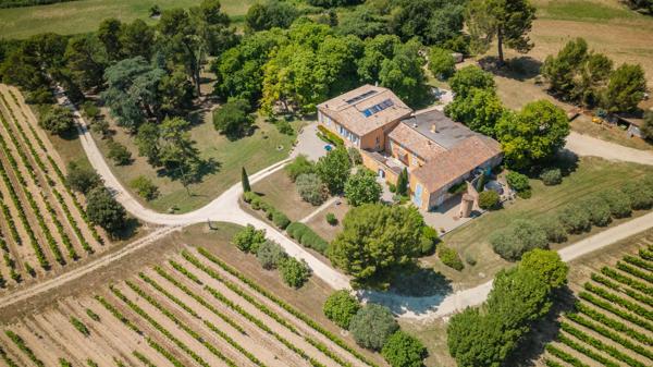 Vignoble du XVIIIᵉ siècle dans le Luberon avec gites – Une propriété d’exception en Provence