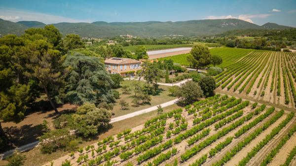 Vignoble du XVIIIᵉ siècle dans le Luberon avec gites – Une propriété d’exception en Provence
