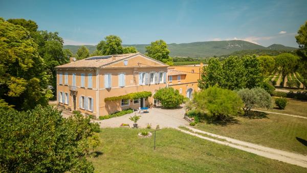 Vignoble du XVIIIᵉ siècle dans le Luberon avec gites – Une propriété d’exception en Provence