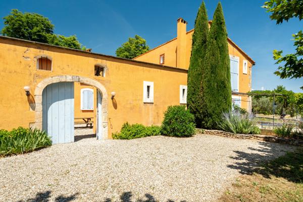 Vignoble du XVIIIᵉ siècle dans le Luberon avec gites – Une propriété d’exception en Provence