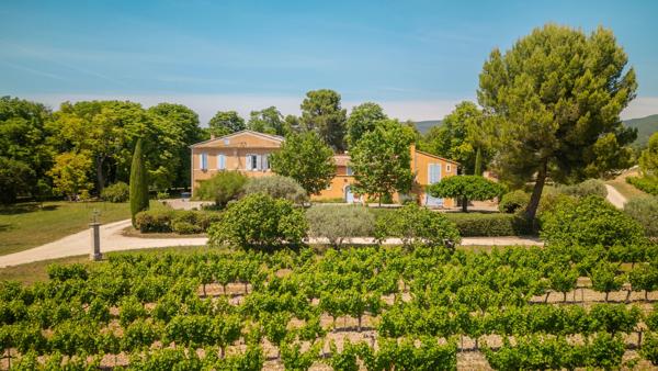 Vignoble du XVIIIᵉ siècle dans le Luberon avec gites – Une propriété d’exception en Provence