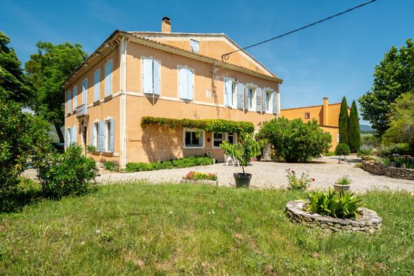 Vignoble du XVIIIᵉ siècle dans le Luberon avec gites – Une propriété d’exception en Provence