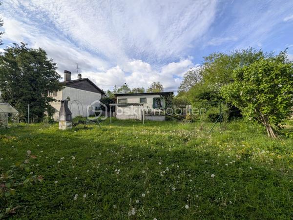 WISSOUS – TERRAIN À BÂTIR EN SECTEUR PAVILLONNAIRE RECHERCHÉ

Au cœur d'un environnement résidentiel calme et prisé de Wissous, découvrez ce terrain à bâtir de 346 m² bénéficiant d'une façade de plus de 12 mètres, idéal pour la réalisation d'une maison familiale sur mesure.

Son emplacement privilégié vous séduira par sa proximité avec les commerces, les établissements scolaires, les services du quotidien et les principaux axes de communication, tout en offrant un cadre de vie paisible et verdoyant.

Les possibilités de construction sont particulièrement intéressantes avec :

- 40 % d'emprise au sol
- Construction autorisée en "R+1+C" (rez-de-chaussée + un étage + combles).

Le terrain est actuellement bâti et nécessite des travaux de démolition préalables à tout nouveau projet.

- Étude de sol et diagnostics en cours de réalisation.

Cette parcelle représente une opportunité rare sur le secteur pour les acquéreurs souhaitant concevoir une habitation à leur image dans l'une des communes les plus recherchées du sud parisien.

Les atouts :

- Quartier pavillonnaire recherché ;
- Façade de 12,71 m 
- Belle constructibilité 
- Proximité immédiate des commerces et services 
- Environnement calme et résidentiel 
- Accès rapide aux pôles d'activités d'Orly et de Rungis.

Une opportunité à découvrir sans tarder.

Pour toute information complémentaire ou pour organiser une visite, contactez notre agence.