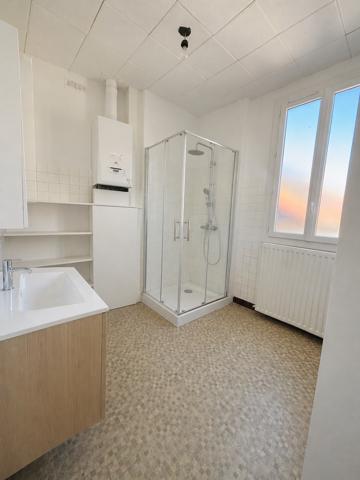 BOURGES Juranville- maison 2 chambres et un bureau -stationnement