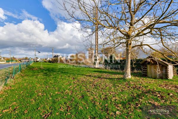 A VENDRE : Maison avec vie de plain pied, sur un terrain entièrement constructible, à 3 minutes du centre de Quessoy.