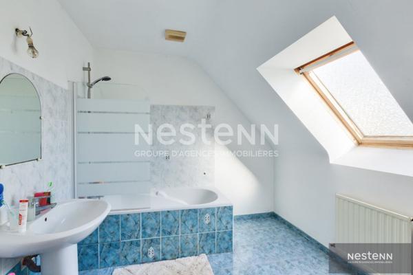 A VENDRE : Maison avec vie de plain pied, sur un terrain entièrement constructible, à 3 minutes du centre de Quessoy.