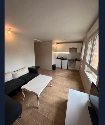 OSNY CENTRE – STUDIO RÉNOVÉ À DEUX PAS DE LA GARE AVEC PARKING