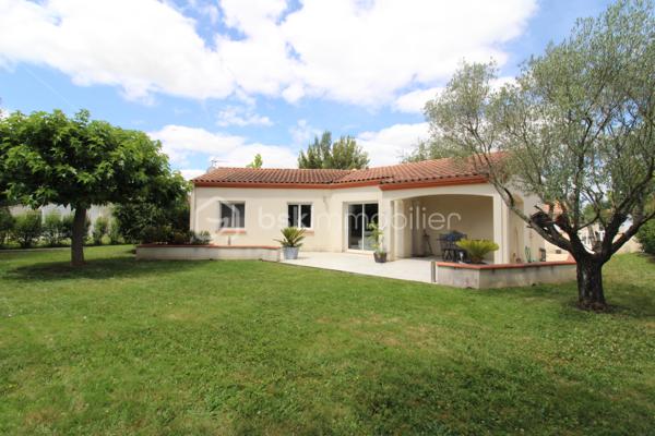 Venez découvrir cette maison située aux portes d'Agen, dans un lotissement calme à Estillac sur le secteur du parc Walygator.
Ecoles, commerces, commodités, autoroute, centre ville, vous aurez tout à proximité immédiate tout en bénéficiant d'un environnement paisible.
La maison compose d'une pièce de vie d'environ 40m², une cuisine équipée séparée (possibilité d'ouvrir), trois chambres avec placards, une salle d'eau avec douche et baignoire, WC.
Côté extérieur une parcelle joliment arborée et fleurie, un garage attenant, un cabanon de jardin ainsi qu'une terrasse couverte sauront vous séduire pour profiter pleinement des beaux jours !
Ce bien est dans un parfait état d'entretien, aucun travaux à prévoir, vous n'aurez qu'à poser vos valises !

Pour plus de renseignement, contacter Nicolas GARDIES : 06.20.99.03.07