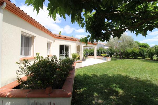 Venez découvrir cette maison située aux portes d'Agen, dans un lotissement calme à Estillac sur le secteur du parc Walygator.
Ecoles, commerces, commodités, autoroute, centre ville, vous aurez tout à proximité immédiate tout en bénéficiant d'un environnement paisible.
La maison compose d'une pièce de vie d'environ 40m², une cuisine équipée séparée (possibilité d'ouvrir), trois chambres avec placards, une salle d'eau avec douche et baignoire, WC.
Côté extérieur une parcelle joliment arborée et fleurie, un garage attenant, un cabanon de jardin ainsi qu'une terrasse couverte sauront vous séduire pour profiter pleinement des beaux jours !
Ce bien est dans un parfait état d'entretien, aucun travaux à prévoir, vous n'aurez qu'à poser vos valises !

Pour plus de renseignement, contacter Nicolas GARDIES : 06.20.99.03.07