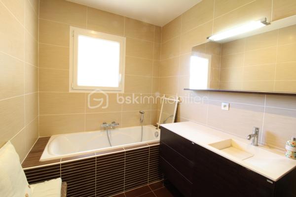 Venez découvrir cette maison située aux portes d'Agen, dans un lotissement calme à Estillac sur le secteur du parc Walygator.
Ecoles, commerces, commodités, autoroute, centre ville, vous aurez tout à proximité immédiate tout en bénéficiant d'un environnement paisible.
La maison compose d'une pièce de vie d'environ 40m², une cuisine équipée séparée (possibilité d'ouvrir), trois chambres avec placards, une salle d'eau avec douche et baignoire, WC.
Côté extérieur une parcelle joliment arborée et fleurie, un garage attenant, un cabanon de jardin ainsi qu'une terrasse couverte sauront vous séduire pour profiter pleinement des beaux jours !
Ce bien est dans un parfait état d'entretien, aucun travaux à prévoir, vous n'aurez qu'à poser vos valises !

Pour plus de renseignement, contacter Nicolas GARDIES : 06.20.99.03.07