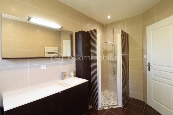 Venez découvrir cette maison située aux portes d'Agen, dans un lotissement calme à Estillac sur le secteur du parc Walygator.
Ecoles, commerces, commodités, autoroute, centre ville, vous aurez tout à proximité immédiate tout en bénéficiant d'un environnement paisible.
La maison compose d'une pièce de vie d'environ 40m², une cuisine équipée séparée (possibilité d'ouvrir), trois chambres avec placards, une salle d'eau avec douche et baignoire, WC.
Côté extérieur une parcelle joliment arborée et fleurie, un garage attenant, un cabanon de jardin ainsi qu'une terrasse couverte sauront vous séduire pour profiter pleinement des beaux jours !
Ce bien est dans un parfait état d'entretien, aucun travaux à prévoir, vous n'aurez qu'à poser vos valises !

Pour plus de renseignement, contacter Nicolas GARDIES : 06.20.99.03.07