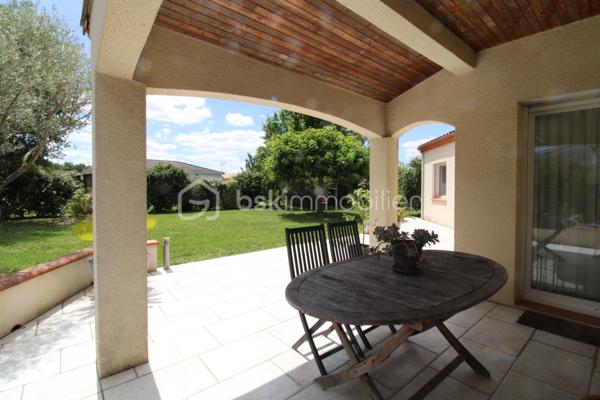 Venez découvrir cette maison située aux portes d'Agen, dans un lotissement calme à Estillac sur le secteur du parc Walygator.
Ecoles, commerces, commodités, autoroute, centre ville, vous aurez tout à proximité immédiate tout en bénéficiant d'un environnement paisible.
La maison compose d'une pièce de vie d'environ 40m², une cuisine équipée séparée (possibilité d'ouvrir), trois chambres avec placards, une salle d'eau avec douche et baignoire, WC.
Côté extérieur une parcelle joliment arborée et fleurie, un garage attenant, un cabanon de jardin ainsi qu'une terrasse couverte sauront vous séduire pour profiter pleinement des beaux jours !
Ce bien est dans un parfait état d'entretien, aucun travaux à prévoir, vous n'aurez qu'à poser vos valises !

Pour plus de renseignement, contacter Nicolas GARDIES : 06.20.99.03.07