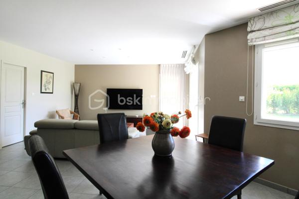 Venez découvrir cette maison située aux portes d'Agen, dans un lotissement calme à Estillac sur le secteur du parc Walygator.
Ecoles, commerces, commodités, autoroute, centre ville, vous aurez tout à proximité immédiate tout en bénéficiant d'un environnement paisible.
La maison compose d'une pièce de vie d'environ 40m², une cuisine équipée séparée (possibilité d'ouvrir), trois chambres avec placards, une salle d'eau avec douche et baignoire, WC.
Côté extérieur une parcelle joliment arborée et fleurie, un garage attenant, un cabanon de jardin ainsi qu'une terrasse couverte sauront vous séduire pour profiter pleinement des beaux jours !
Ce bien est dans un parfait état d'entretien, aucun travaux à prévoir, vous n'aurez qu'à poser vos valises !

Pour plus de renseignement, contacter Nicolas GARDIES : 06.20.99.03.07