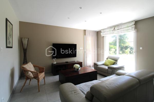 Venez découvrir cette maison située aux portes d'Agen, dans un lotissement calme à Estillac sur le secteur du parc Walygator.
Ecoles, commerces, commodités, autoroute, centre ville, vous aurez tout à proximité immédiate tout en bénéficiant d'un environnement paisible.
La maison compose d'une pièce de vie d'environ 40m², une cuisine équipée séparée (possibilité d'ouvrir), trois chambres avec placards, une salle d'eau avec douche et baignoire, WC.
Côté extérieur une parcelle joliment arborée et fleurie, un garage attenant, un cabanon de jardin ainsi qu'une terrasse couverte sauront vous séduire pour profiter pleinement des beaux jours !
Ce bien est dans un parfait état d'entretien, aucun travaux à prévoir, vous n'aurez qu'à poser vos valises !

Pour plus de renseignement, contacter Nicolas GARDIES : 06.20.99.03.07