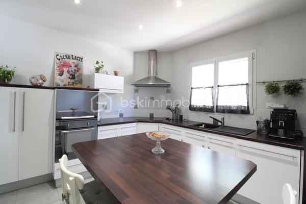 Venez découvrir cette maison située aux portes d'Agen, dans un lotissement calme à Estillac sur le secteur du parc Walygator.
Ecoles, commerces, commodités, autoroute, centre ville, vous aurez tout à proximité immédiate tout en bénéficiant d'un environnement paisible.
La maison compose d'une pièce de vie d'environ 40m², une cuisine équipée séparée (possibilité d'ouvrir), trois chambres avec placards, une salle d'eau avec douche et baignoire, WC.
Côté extérieur une parcelle joliment arborée et fleurie, un garage attenant, un cabanon de jardin ainsi qu'une terrasse couverte sauront vous séduire pour profiter pleinement des beaux jours !
Ce bien est dans un parfait état d'entretien, aucun travaux à prévoir, vous n'aurez qu'à poser vos valises !

Pour plus de renseignement, contacter Nicolas GARDIES : 06.20.99.03.07