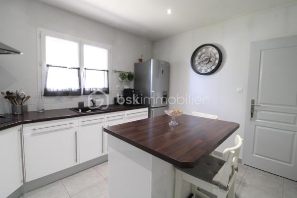 Venez découvrir cette maison située aux portes d'Agen, dans un lotissement calme à Estillac sur le secteur du parc Walygator.
Ecoles, commerces, commodités, autoroute, centre ville, vous aurez tout à proximité immédiate tout en bénéficiant d'un environnement paisible.
La maison compose d'une pièce de vie d'environ 40m², une cuisine équipée séparée (possibilité d'ouvrir), trois chambres avec placards, une salle d'eau avec douche et baignoire, WC.
Côté extérieur une parcelle joliment arborée et fleurie, un garage attenant, un cabanon de jardin ainsi qu'une terrasse couverte sauront vous séduire pour profiter pleinement des beaux jours !
Ce bien est dans un parfait état d'entretien, aucun travaux à prévoir, vous n'aurez qu'à poser vos valises !

Pour plus de renseignement, contacter Nicolas GARDIES : 06.20.99.03.07
