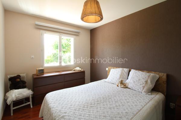 Venez découvrir cette maison située aux portes d'Agen, dans un lotissement calme à Estillac sur le secteur du parc Walygator.
Ecoles, commerces, commodités, autoroute, centre ville, vous aurez tout à proximité immédiate tout en bénéficiant d'un environnement paisible.
La maison compose d'une pièce de vie d'environ 40m², une cuisine équipée séparée (possibilité d'ouvrir), trois chambres avec placards, une salle d'eau avec douche et baignoire, WC.
Côté extérieur une parcelle joliment arborée et fleurie, un garage attenant, un cabanon de jardin ainsi qu'une terrasse couverte sauront vous séduire pour profiter pleinement des beaux jours !
Ce bien est dans un parfait état d'entretien, aucun travaux à prévoir, vous n'aurez qu'à poser vos valises !

Pour plus de renseignement, contacter Nicolas GARDIES : 06.20.99.03.07