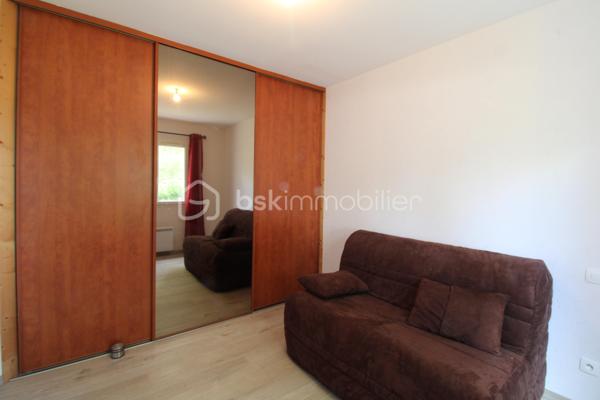 Venez découvrir cette maison située aux portes d'Agen, dans un lotissement calme à Estillac sur le secteur du parc Walygator.
Ecoles, commerces, commodités, autoroute, centre ville, vous aurez tout à proximité immédiate tout en bénéficiant d'un environnement paisible.
La maison compose d'une pièce de vie d'environ 40m², une cuisine équipée séparée (possibilité d'ouvrir), trois chambres avec placards, une salle d'eau avec douche et baignoire, WC.
Côté extérieur une parcelle joliment arborée et fleurie, un garage attenant, un cabanon de jardin ainsi qu'une terrasse couverte sauront vous séduire pour profiter pleinement des beaux jours !
Ce bien est dans un parfait état d'entretien, aucun travaux à prévoir, vous n'aurez qu'à poser vos valises !

Pour plus de renseignement, contacter Nicolas GARDIES : 06.20.99.03.07