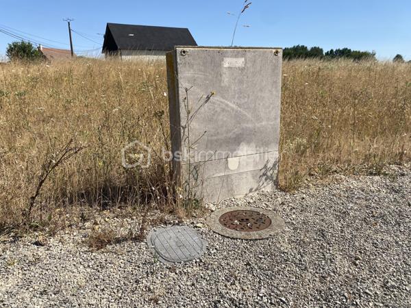 DEVENEZ PROPRIÉTAIRE à La Vieuville, commune d'Alluyes.

Offrez-vous un cadre de vie agréable dans un environnement calme, verdoyant et résidentiel.
Idéalement située entre Chartres et Châteaudun et à proximité de Bonneval, la commune d'Alluyes séduit par sa qualité de vie.

Proche des différents axes routiers (N10 et à l'A11), venez découvrir un lotissement libre de constructeur de 23 terrains à bâtir entièrement viabilisés (eau, électricité, fibre optique), parfaitement adaptés à la réalisation de votre future maison individuelle.

En direction de Bonneval, vous trouverez toutes les commodités du quotidien (commerces, marché, supermarchés, piscine, écoles, collège, crèches, maison médicale…).
Sachez que la gare se trouve à 8 min en voiture et dessert Paris, Châteaudun et Tours. 

Les atouts du programme :
    •    23 Parcelles de 542 à 884 m²,
    •    17 366m2 de surface constructible,
    •    Terrains entièrement viabilisés et bornés,
    •    Permis d'amener purger de tout recours,
    •   Etude de faisabilité de l'assainissement autonome d'un futur lotissement réalisé,
    •    Voirie effectué,
    •    Lampadaires posé,
    •    Environnement paisible et résidentiel,
    •    Accès rapide à l'A11 et N10,
    •    À proximité de Chartres, Châteaudun et Bonneval, 
    •   Gare à 8 min,
    •   Commodités à proximité.

Construisez votre projet de vie dans un cadre naturel, alliant tranquillité et proximité des principaux axes de routiers.