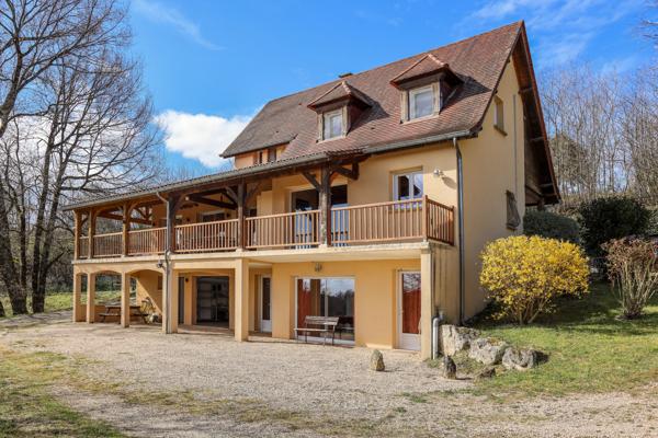 Spacieuse maison à Sarlat avec terrasse couverte, vue sur la campagne et annexe modulable