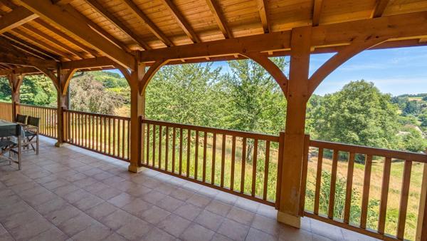 Spacieuse maison à Sarlat avec terrasse couverte, vue sur la campagne et annexe modulable