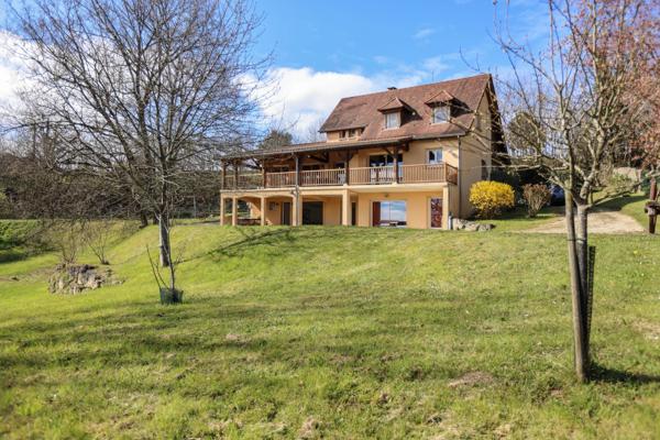 Spacieuse maison à Sarlat avec terrasse couverte, vue sur la campagne et annexe modulable