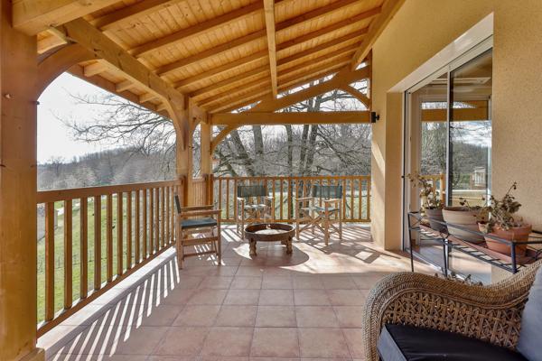 Spacieuse maison à Sarlat avec terrasse couverte, vue sur la campagne et annexe modulable