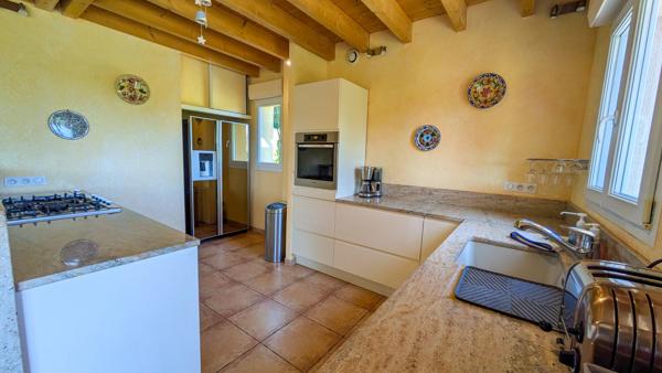 Spacieuse maison à Sarlat avec terrasse couverte, vue sur la campagne et annexe modulable