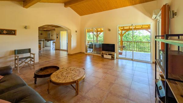 Spacieuse maison à Sarlat avec terrasse couverte, vue sur la campagne et annexe modulable