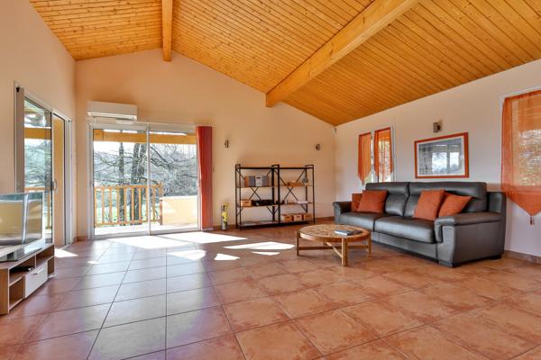 Spacieuse maison à Sarlat avec terrasse couverte, vue sur la campagne et annexe modulable