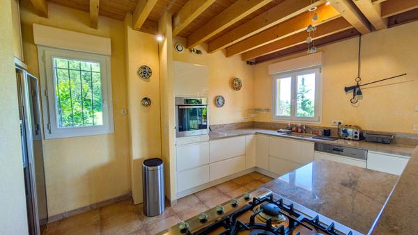 Spacieuse maison à Sarlat avec terrasse couverte, vue sur la campagne et annexe modulable