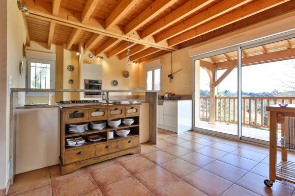 Spacieuse maison à Sarlat avec terrasse couverte, vue sur la campagne et annexe modulable