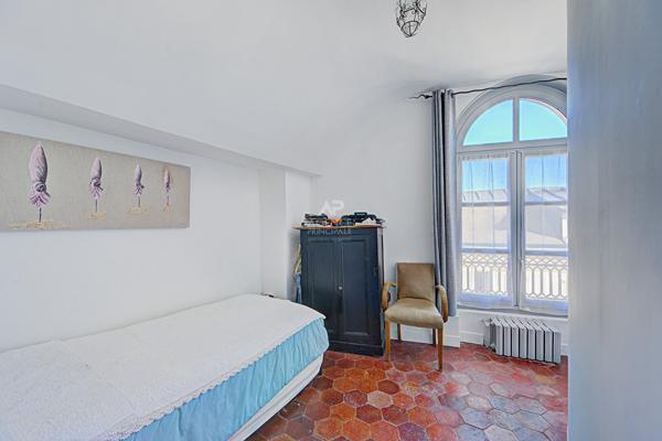 Appartement de charme, Trois pièces, Dernier étage, Coeur de Saint-Germain-en-Laye 550 000 € **  - Référence  18966