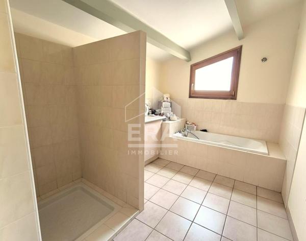 Maison au calme avec jardin et garage. Bien rare