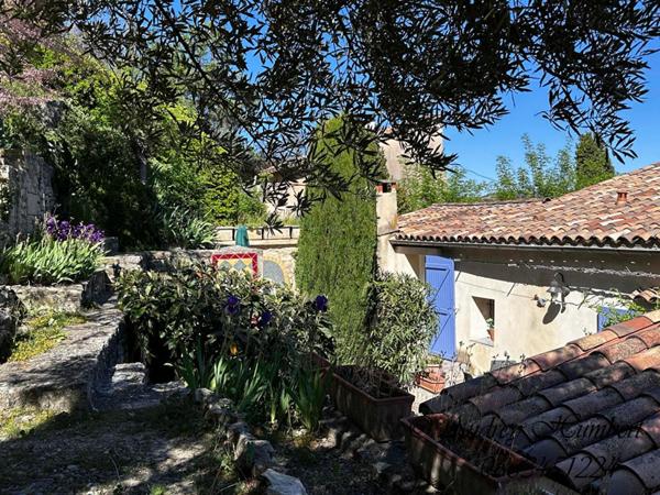EXCLU, proche FORCALQUIER, Belle MAISON DE VILLAGE de 126 m²  avec terrasses, jardin et cour