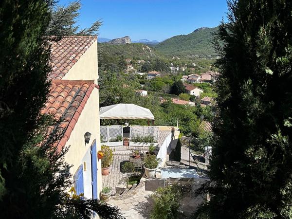 EXCLU, proche FORCALQUIER, Belle MAISON DE VILLAGE de 126 m²  avec terrasses, jardin et cour