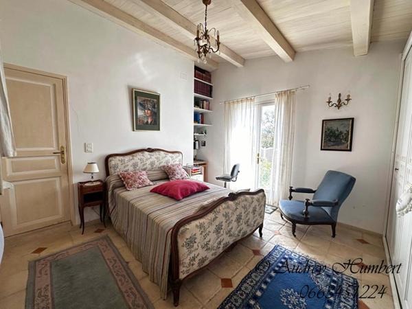 EXCLU, proche FORCALQUIER, Belle MAISON DE VILLAGE de 126 m²  avec terrasses, jardin et cour