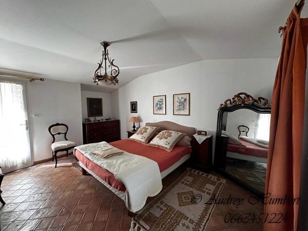 EXCLU, proche FORCALQUIER, Belle MAISON DE VILLAGE de 126 m²  avec terrasses, jardin et cour