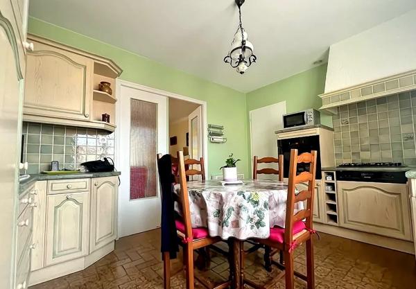 Maison familiale à proximité immédiate du bourg