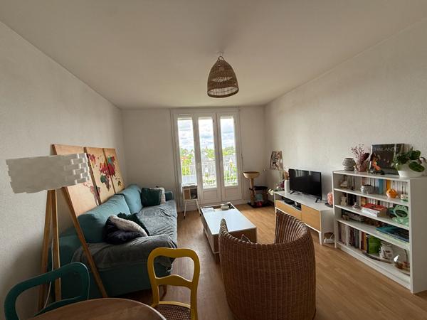 Location Appartement 2 pièces Saint-Cyr-sur-Loire avec balcon et parking