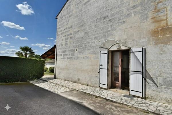 Maison à vendre 6 pièces ANGOULEME (16) maison 3 chambres + Studio et piscine sur terrain de 1150 m2