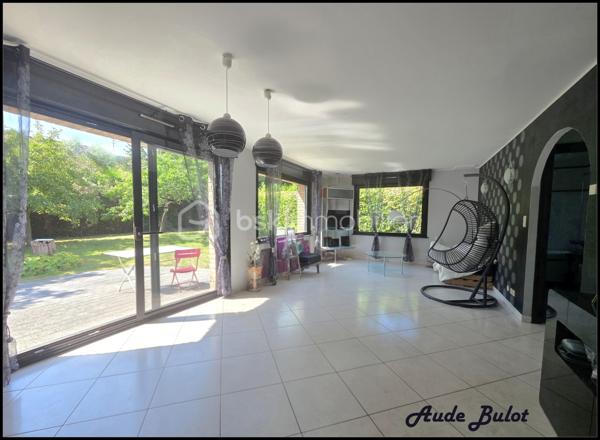 Située dans un environnement calme et verdoyant, tout en restant à proximité du centre-ville, cette charmante maison individuelle construite en 2004 développe plus de 110 m² habitables sur une  parcelle de 850 m² exposée plein sud.

Dès l'entrée, vous découvrirez une agréable pièce de vie lumineuse avec cuisine équipée ouverte sur le séjour. Le rez-de-chaussée offre également 2 chambres confortables, une salle de bains équipée d'une douche et d'une baignoire ainsi qu'un WC indépendant.

À l'étage, un espace aménagé de type appartement comprend une chambre, une salle d'eau, un WC indépendant ainsi qu'une pièce de 19 m² avec kitchenette et salon. Cet espace dispose d'un fort potentiel locatif et peut être proposé en location meublée ou saisonnière. Il offre également la possibilité d'aménager 2 suites parentales selon vos besoins.

À l'extérieur, vous profiterez d'une vaste terrasse exposée plein sud, d'un jardin clos et arboré, d'un spa propice à la détente ainsi que d'un chalet équipé comprenant une kitchenette, un espace couchage et des sanitaires. Un véritable atout pour recevoir famille et amis ou développer une activité de location courte durée de type Airbnb.

Les prestations techniques :

Chauffage au sol en rdc
Double vitrage avec volets motorisés
Fibre optique
VMC
Tout-à-l'égout
Carport fermé
Stationnement privatif pour plusieurs véhicules

Cette maison conviendra parfaitement à un couple souhaitant bénéficier d'un complément de revenus grâce à la location de l'étage ou du chalet, mais également à une famille à la recherche d'un cadre de vie paisible avec de beaux espaces et de multiples possibilités d'aménagement.

Un bien rare sur le secteur, alliant confort de vie, potentiel locatif et qualité de l'environnement.

Une opportunité à découvrir sans tarder !

Contactez-moi pour obtenir davantage d'informations ou organiser une visite.