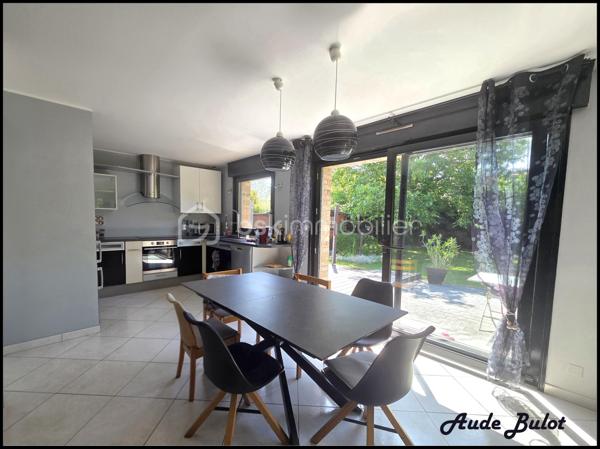 Située dans un environnement calme et verdoyant, tout en restant à proximité du centre-ville, cette charmante maison individuelle construite en 2004 développe plus de 110 m² habitables sur une  parcelle de 850 m² exposée plein sud.

Dès l'entrée, vous découvrirez une agréable pièce de vie lumineuse avec cuisine équipée ouverte sur le séjour. Le rez-de-chaussée offre également 2 chambres confortables, une salle de bains équipée d'une douche et d'une baignoire ainsi qu'un WC indépendant.

À l'étage, un espace aménagé de type appartement comprend une chambre, une salle d'eau, un WC indépendant ainsi qu'une pièce de 19 m² avec kitchenette et salon. Cet espace dispose d'un fort potentiel locatif et peut être proposé en location meublée ou saisonnière. Il offre également la possibilité d'aménager 2 suites parentales selon vos besoins.

À l'extérieur, vous profiterez d'une vaste terrasse exposée plein sud, d'un jardin clos et arboré, d'un spa propice à la détente ainsi que d'un chalet équipé comprenant une kitchenette, un espace couchage et des sanitaires. Un véritable atout pour recevoir famille et amis ou développer une activité de location courte durée de type Airbnb.

Les prestations techniques :

Chauffage au sol en rdc
Double vitrage avec volets motorisés
Fibre optique
VMC
Tout-à-l'égout
Carport fermé
Stationnement privatif pour plusieurs véhicules

Cette maison conviendra parfaitement à un couple souhaitant bénéficier d'un complément de revenus grâce à la location de l'étage ou du chalet, mais également à une famille à la recherche d'un cadre de vie paisible avec de beaux espaces et de multiples possibilités d'aménagement.

Un bien rare sur le secteur, alliant confort de vie, potentiel locatif et qualité de l'environnement.

Une opportunité à découvrir sans tarder !

Contactez-moi pour obtenir davantage d'informations ou organiser une visite.
