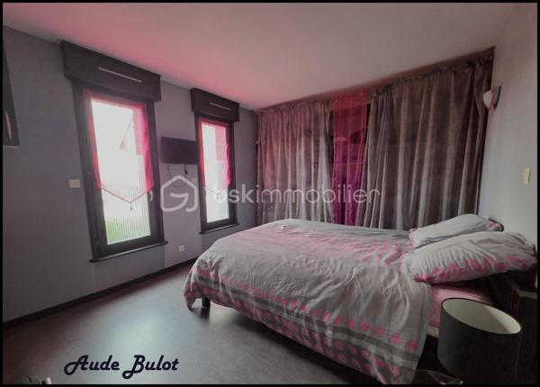Située dans un environnement calme et verdoyant, tout en restant à proximité du centre-ville, cette charmante maison individuelle construite en 2004 développe plus de 110 m² habitables sur une  parcelle de 850 m² exposée plein sud.

Dès l'entrée, vous découvrirez une agréable pièce de vie lumineuse avec cuisine équipée ouverte sur le séjour. Le rez-de-chaussée offre également 2 chambres confortables, une salle de bains équipée d'une douche et d'une baignoire ainsi qu'un WC indépendant.

À l'étage, un espace aménagé de type appartement comprend une chambre, une salle d'eau, un WC indépendant ainsi qu'une pièce de 19 m² avec kitchenette et salon. Cet espace dispose d'un fort potentiel locatif et peut être proposé en location meublée ou saisonnière. Il offre également la possibilité d'aménager 2 suites parentales selon vos besoins.

À l'extérieur, vous profiterez d'une vaste terrasse exposée plein sud, d'un jardin clos et arboré, d'un spa propice à la détente ainsi que d'un chalet équipé comprenant une kitchenette, un espace couchage et des sanitaires. Un véritable atout pour recevoir famille et amis ou développer une activité de location courte durée de type Airbnb.

Les prestations techniques :

Chauffage au sol en rdc
Double vitrage avec volets motorisés
Fibre optique
VMC
Tout-à-l'égout
Carport fermé
Stationnement privatif pour plusieurs véhicules

Cette maison conviendra parfaitement à un couple souhaitant bénéficier d'un complément de revenus grâce à la location de l'étage ou du chalet, mais également à une famille à la recherche d'un cadre de vie paisible avec de beaux espaces et de multiples possibilités d'aménagement.

Un bien rare sur le secteur, alliant confort de vie, potentiel locatif et qualité de l'environnement.

Une opportunité à découvrir sans tarder !

Contactez-moi pour obtenir davantage d'informations ou organiser une visite.