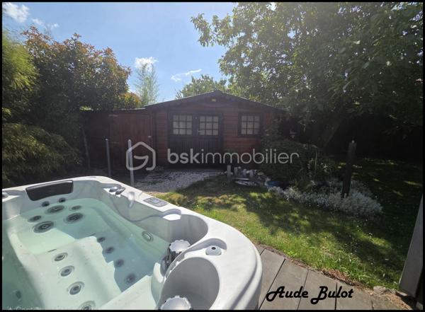 Située dans un environnement calme et verdoyant, tout en restant à proximité du centre-ville, cette charmante maison individuelle construite en 2004 développe plus de 110 m² habitables sur une  parcelle de 850 m² exposée plein sud.

Dès l'entrée, vous découvrirez une agréable pièce de vie lumineuse avec cuisine équipée ouverte sur le séjour. Le rez-de-chaussée offre également 2 chambres confortables, une salle de bains équipée d'une douche et d'une baignoire ainsi qu'un WC indépendant.

À l'étage, un espace aménagé de type appartement comprend une chambre, une salle d'eau, un WC indépendant ainsi qu'une pièce de 19 m² avec kitchenette et salon. Cet espace dispose d'un fort potentiel locatif et peut être proposé en location meublée ou saisonnière. Il offre également la possibilité d'aménager 2 suites parentales selon vos besoins.

À l'extérieur, vous profiterez d'une vaste terrasse exposée plein sud, d'un jardin clos et arboré, d'un spa propice à la détente ainsi que d'un chalet équipé comprenant une kitchenette, un espace couchage et des sanitaires. Un véritable atout pour recevoir famille et amis ou développer une activité de location courte durée de type Airbnb.

Les prestations techniques :

Chauffage au sol en rdc
Double vitrage avec volets motorisés
Fibre optique
VMC
Tout-à-l'égout
Carport fermé
Stationnement privatif pour plusieurs véhicules

Cette maison conviendra parfaitement à un couple souhaitant bénéficier d'un complément de revenus grâce à la location de l'étage ou du chalet, mais également à une famille à la recherche d'un cadre de vie paisible avec de beaux espaces et de multiples possibilités d'aménagement.

Un bien rare sur le secteur, alliant confort de vie, potentiel locatif et qualité de l'environnement.

Une opportunité à découvrir sans tarder !

Contactez-moi pour obtenir davantage d'informations ou organiser une visite.